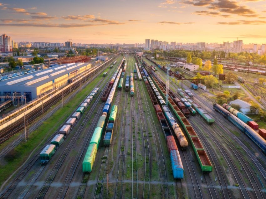Transport kolejowy — wady i zalety
